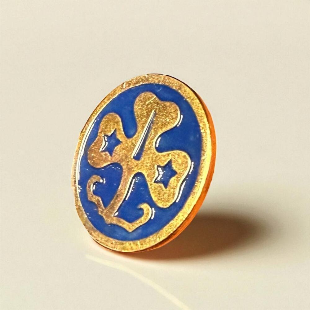 Vintage Girl Scouts Lapel Pin Gold Tone Blue Enamel World Assoc Trefoil Guides